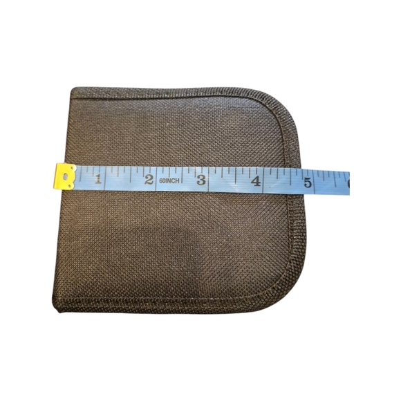 Compact Sewing Kit with Multicolor Threads - Picture 2 of 3